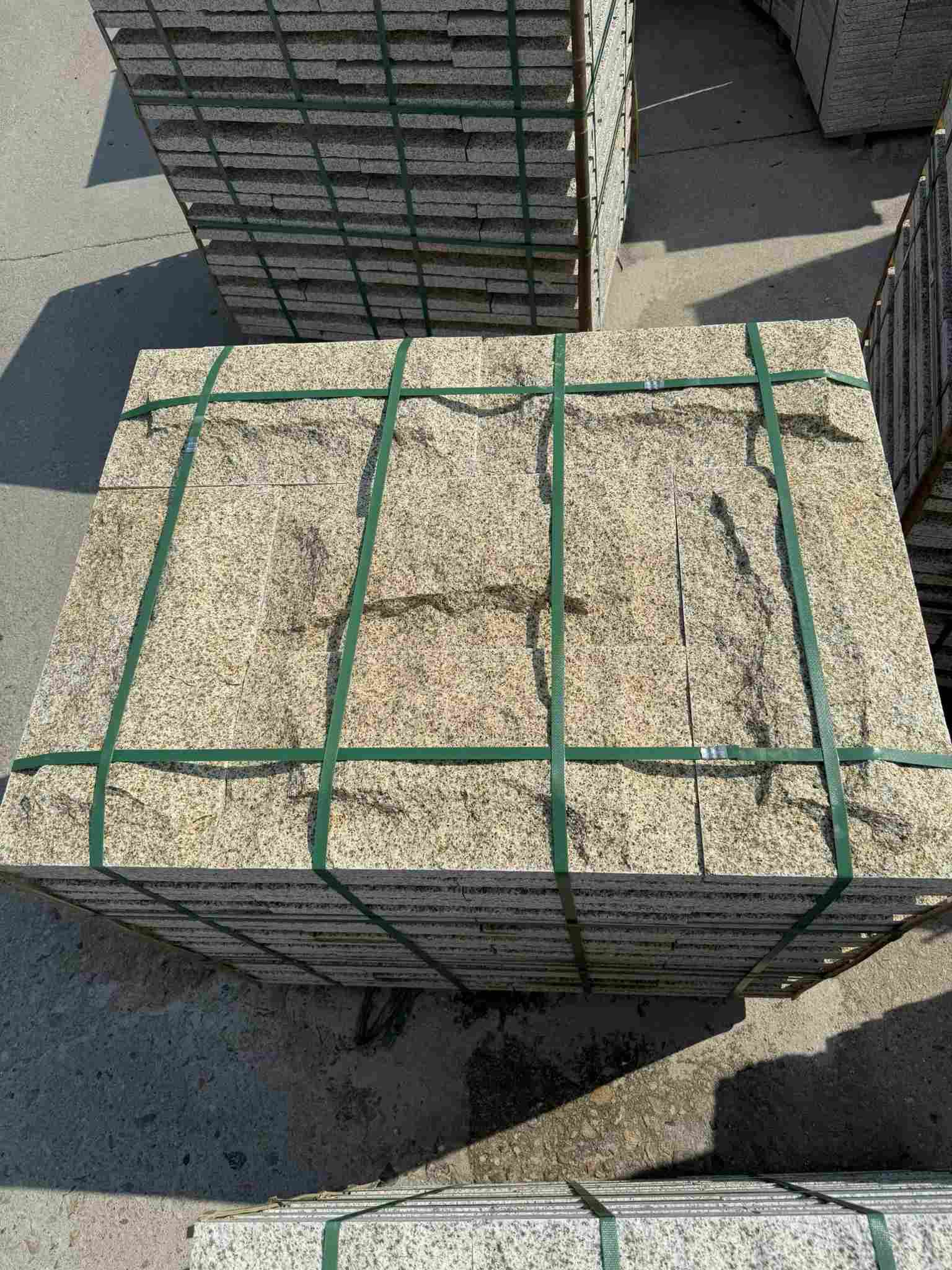 云南 黄金麻花岗岩石材自然面蘑菇石成品