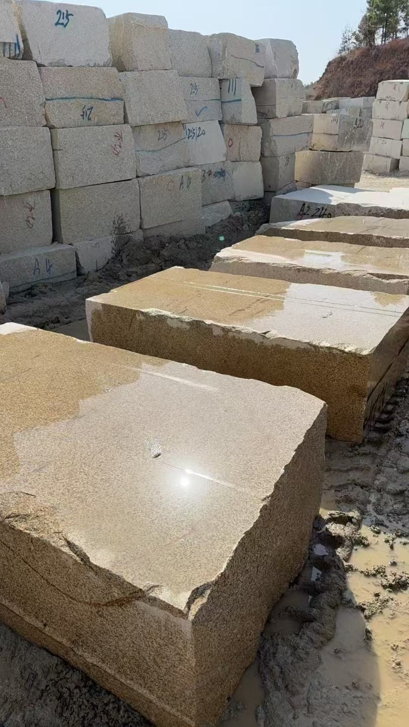 云南 黄金麻方料堆场洗料分选中，原材料充足