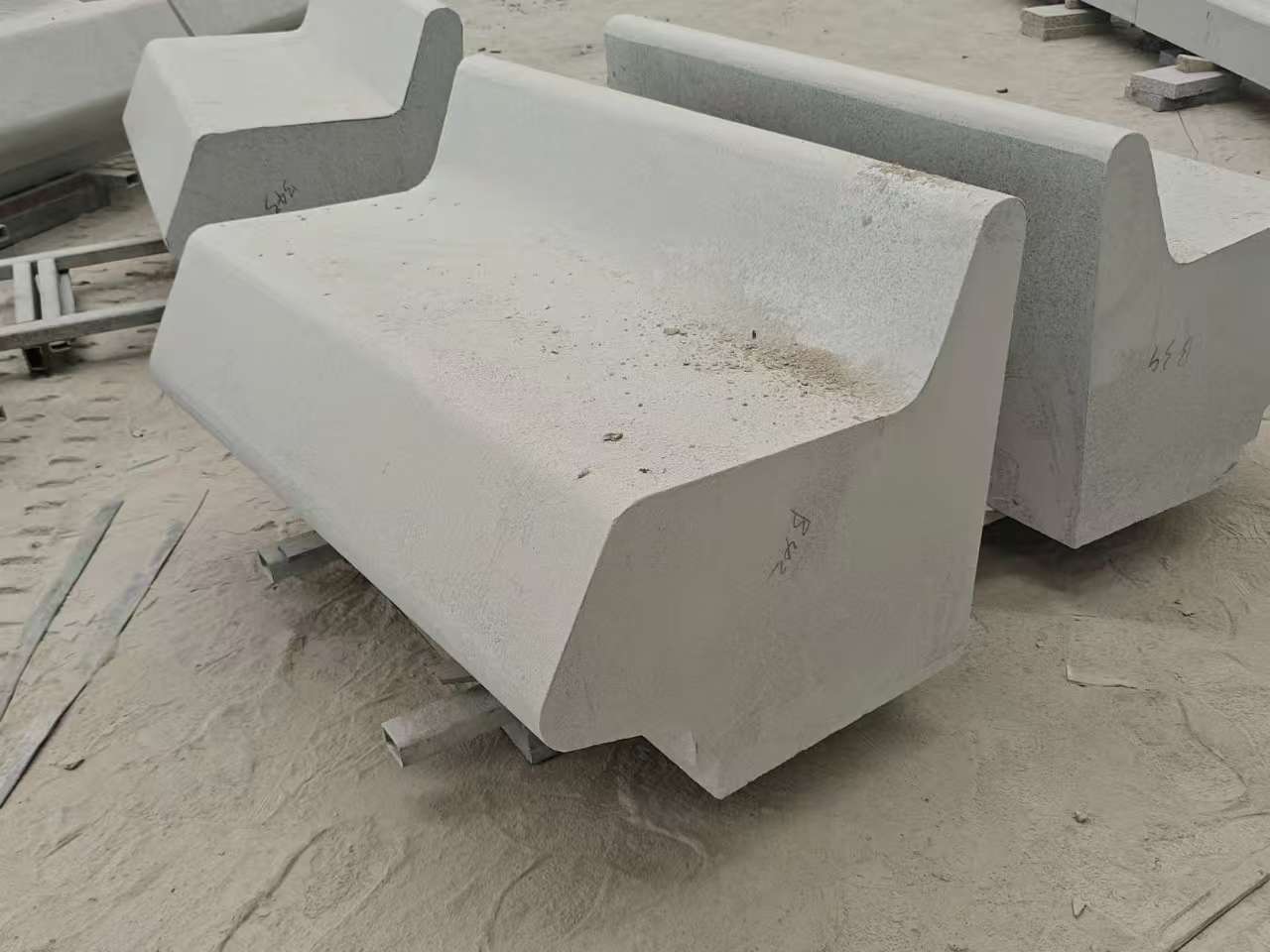 云南 芝麻白花岗岩异形坐凳，石凳