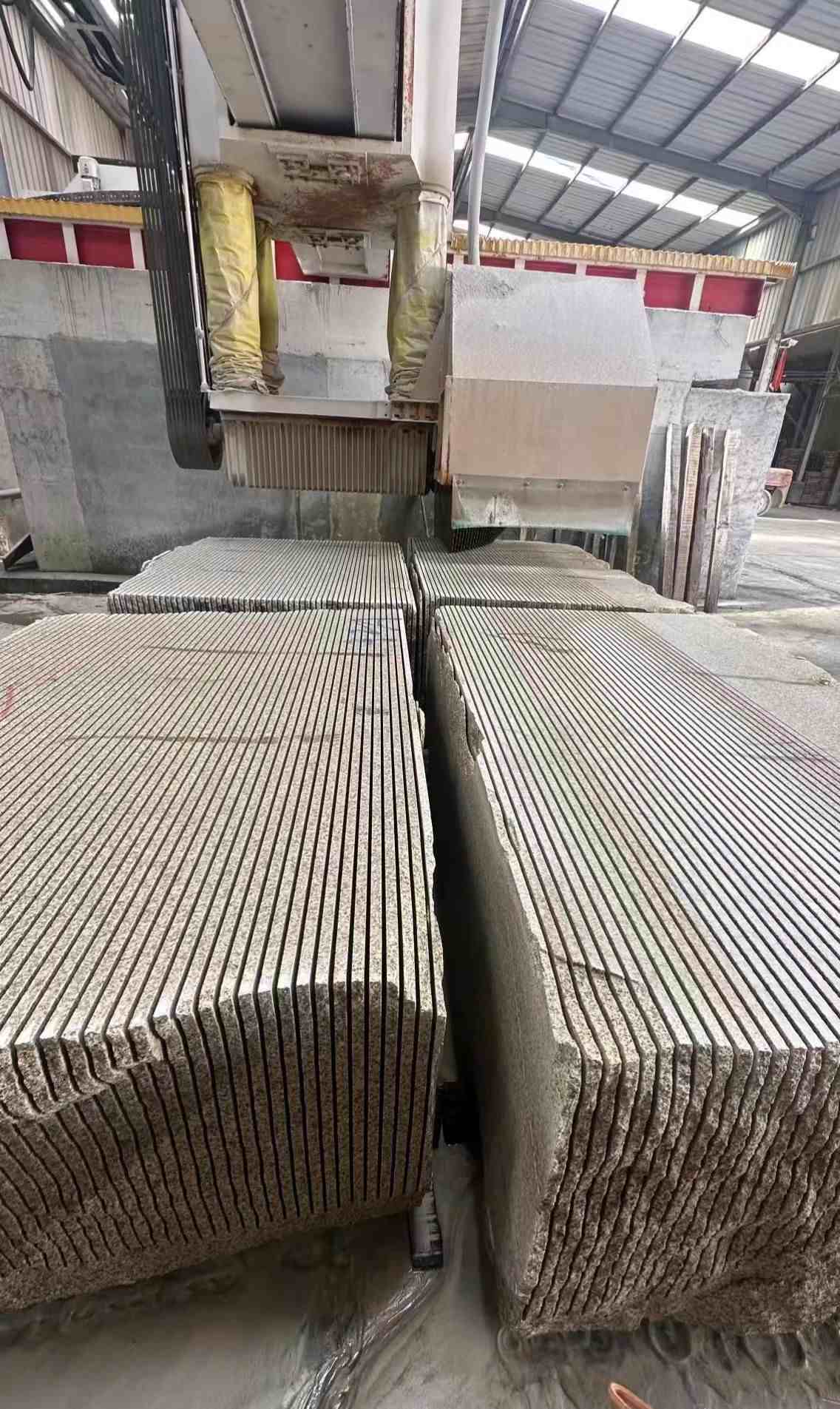 云南 车间生产日常，黄金麻白麻花岗岩