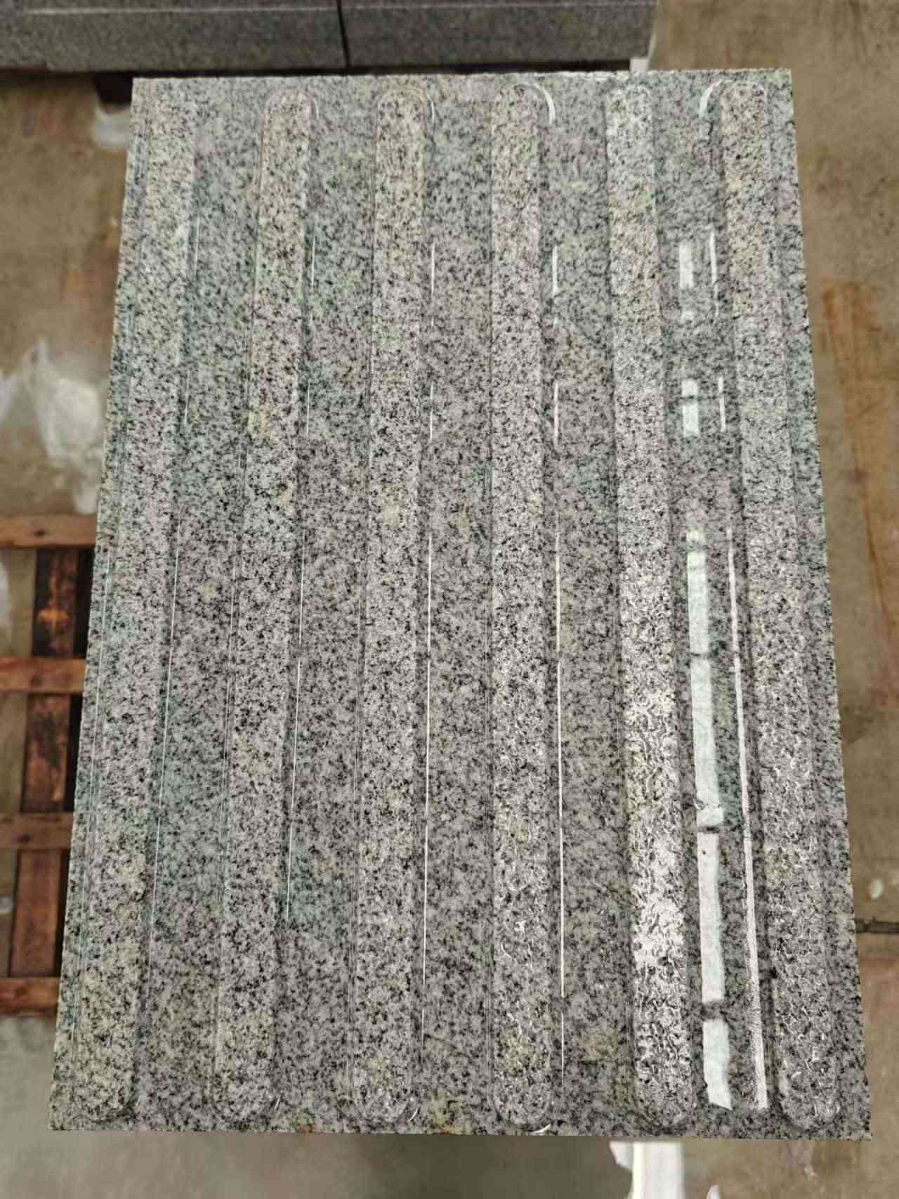 云南 芝麻白花岗岩荔枝面雕刻盲道，盲条