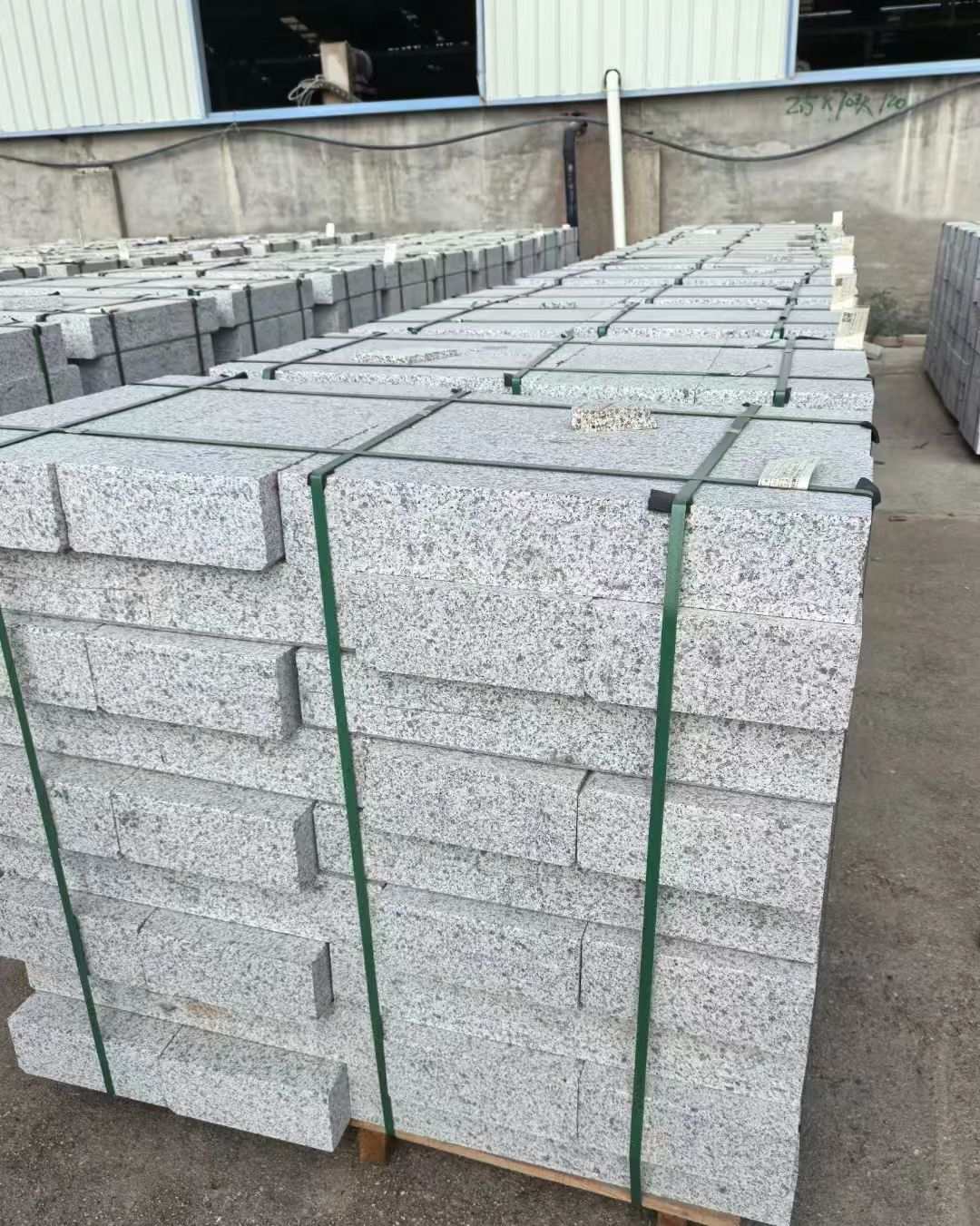 云南 白麻花岗岩路沿石，弧形路沿石，道牙石，马路牙子，界石，路缘石，平沿石，直岩石，平缘石等